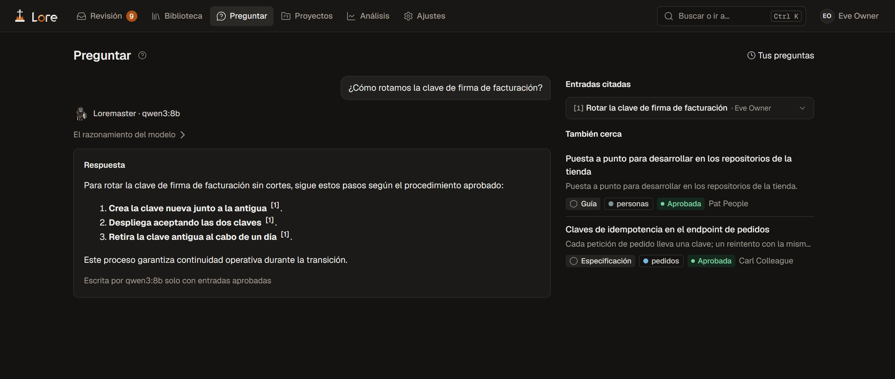 Preguntar: la pregunta, la respuesta del Loremaster con Qwen3 8B en tres pasos citando una entrada, y la entrada citada con su responsable