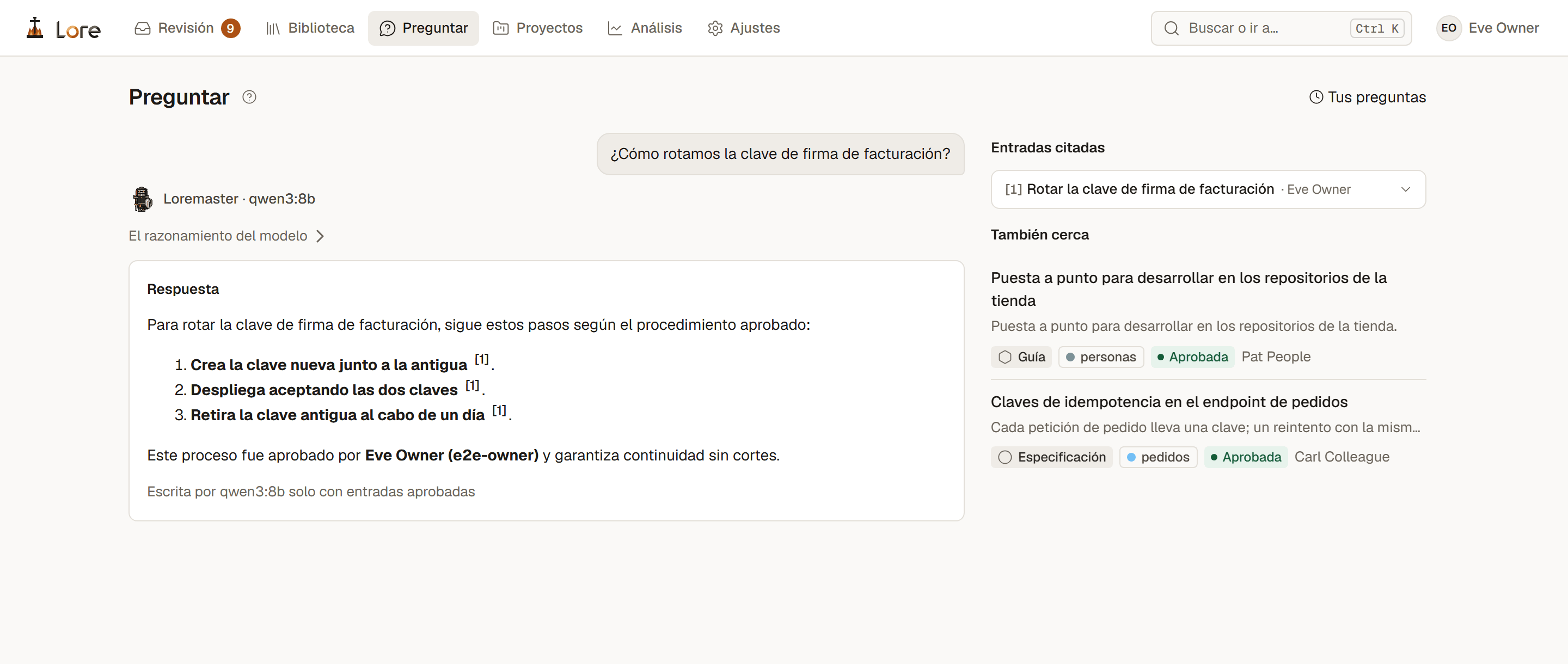 Preguntar: la pregunta, la respuesta del Loremaster con Qwen3 8B en tres pasos citando una entrada, y la entrada citada con su responsable