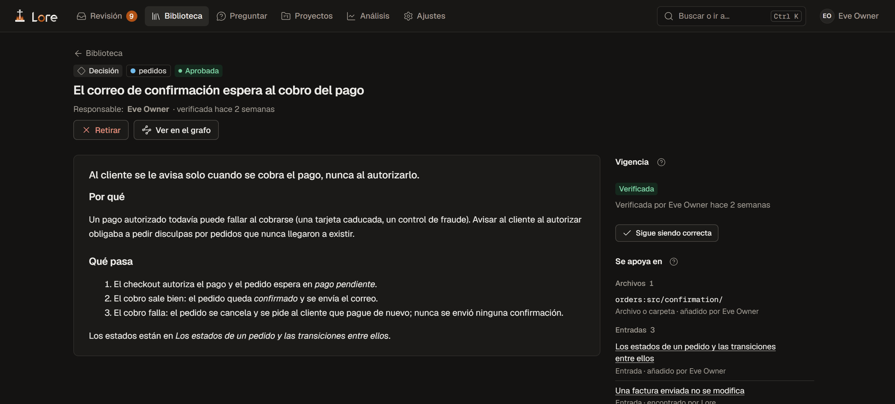 Una entrada en Lore: una decisión con su responsable, su texto, su vigencia (verificada hace dos semanas), y el archivo y la entrada en que se apoya