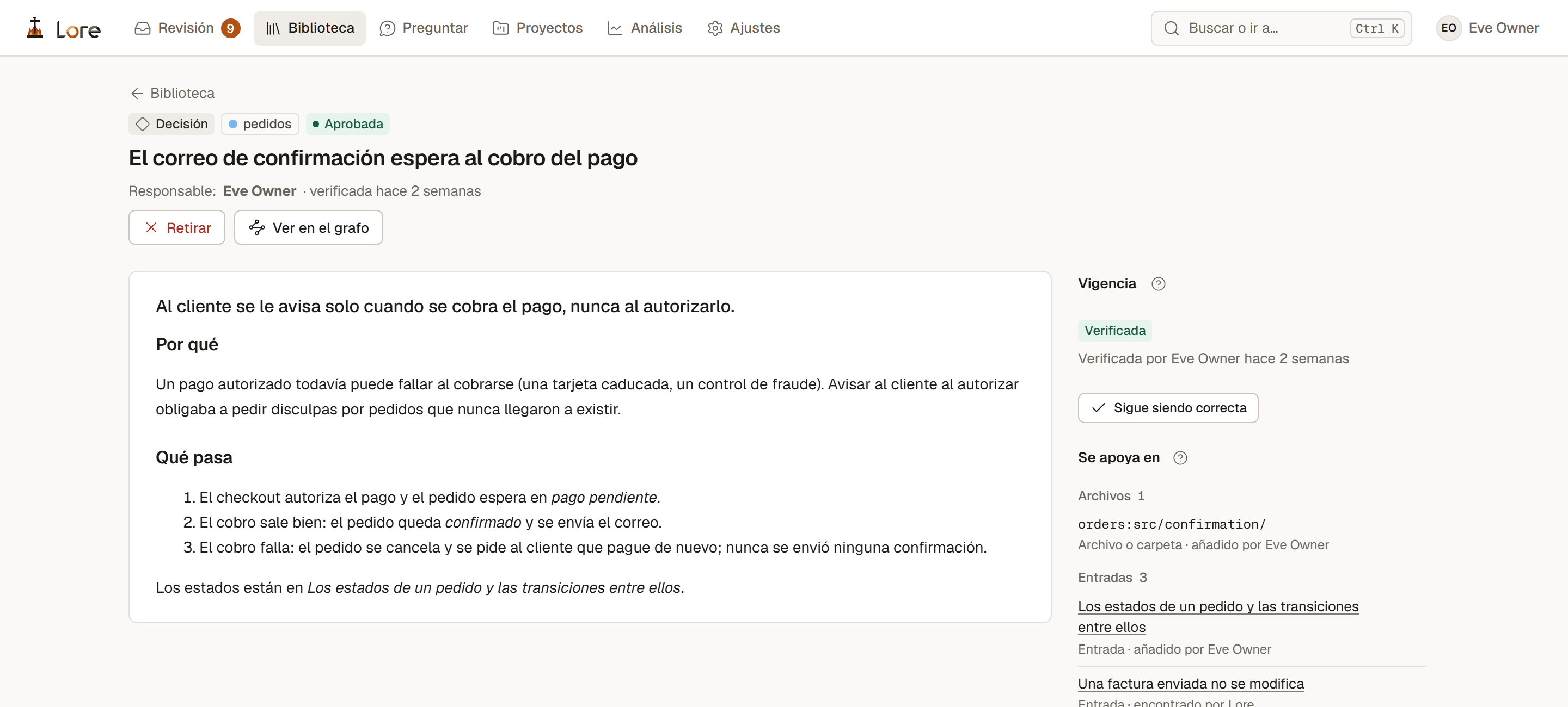 Una entrada en Lore: una decisión con su responsable, su texto, su vigencia (verificada hace dos semanas), y el archivo y la entrada en que se apoya