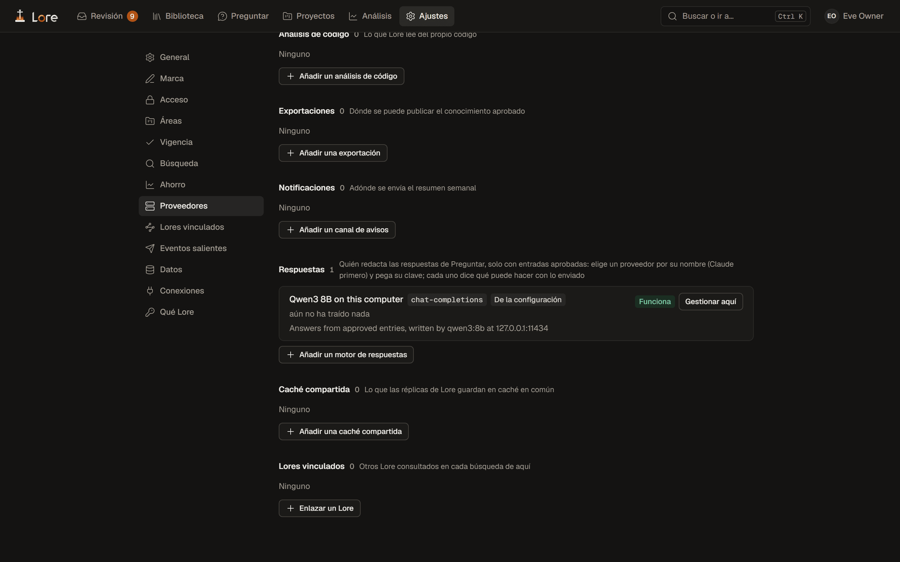 Ajustes, Proveedores: información de código, exportaciones, notificaciones, respuestas con Qwen3 8B en este ordenador funcionando, caché compartida y otras instancias de Lore, cada uno con un botón para añadirlo