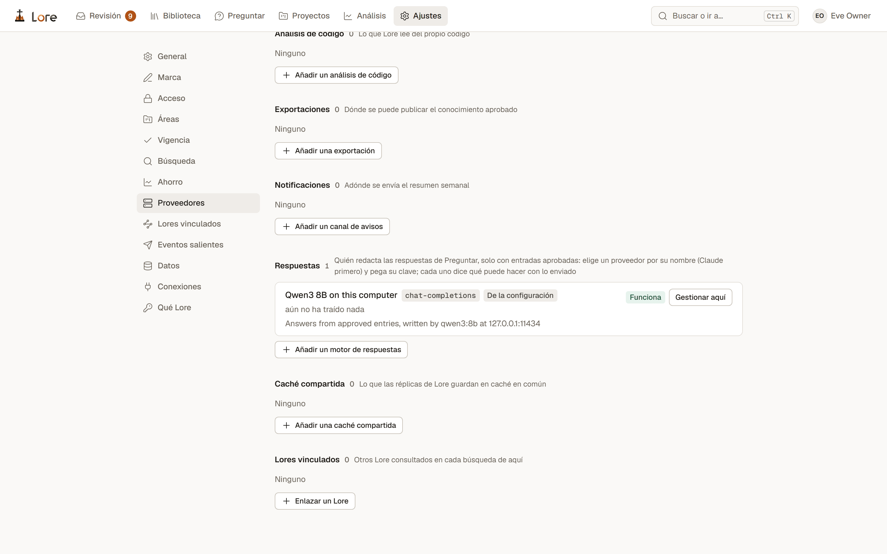 Ajustes, Proveedores: información de código, exportaciones, notificaciones, respuestas con Qwen3 8B en este ordenador funcionando, caché compartida y otras instancias de Lore, cada uno con un botón para añadirlo
